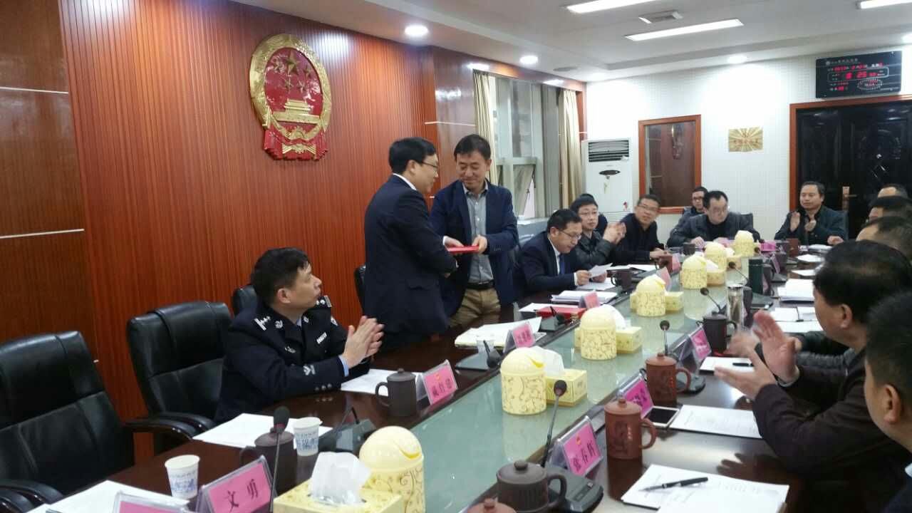 我院院长刘期湘教授受聘新邵县人民政府首席法律顾问.jpg