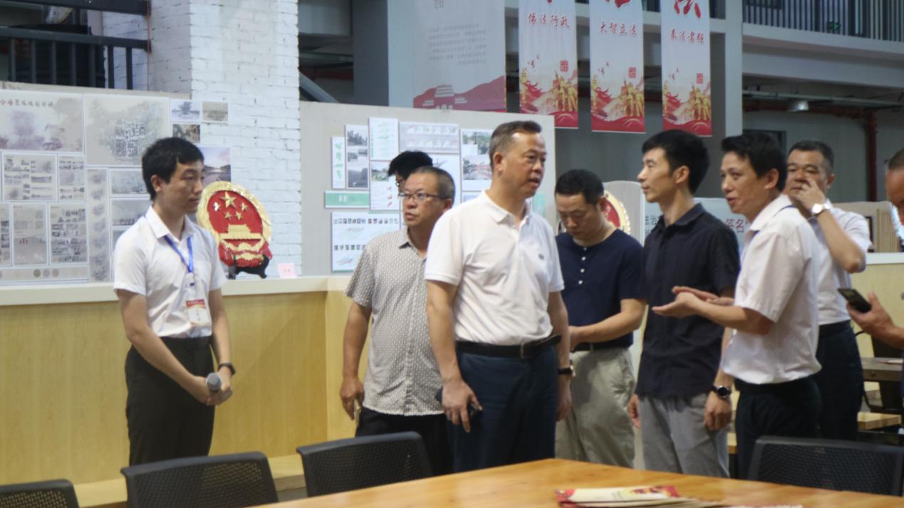 v岳麓区人大常委会成员到法学与公共管理学院开展“七五”普法工作专题视察1