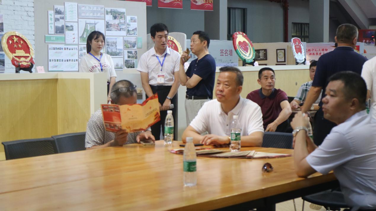 岳麓区人大常委会成员到法学与公共管理学院开展“七五”普法工作专题视察3